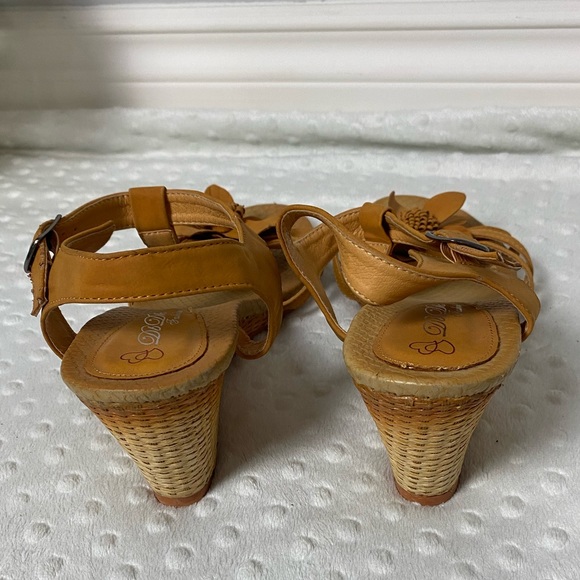 Cute Yellow Sandals (size 8.5 - 9) - Picture 3 of 10